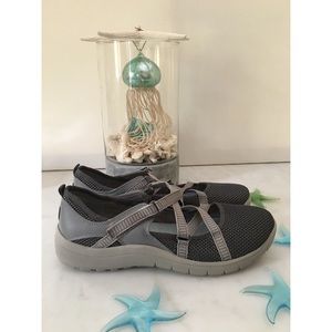 🌴 Baretraps Poppy Memory Foam Grey Multi MJ’s🌴